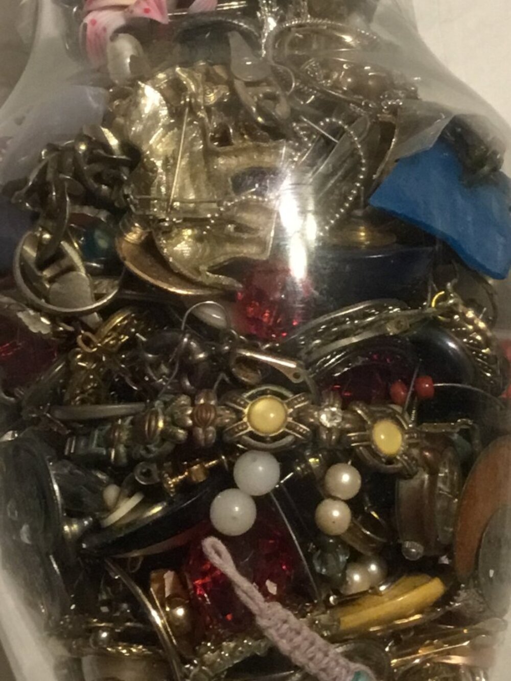 Very heavy vase filled with a large amount of old used and broken jewelry - Picture 8 of 12
